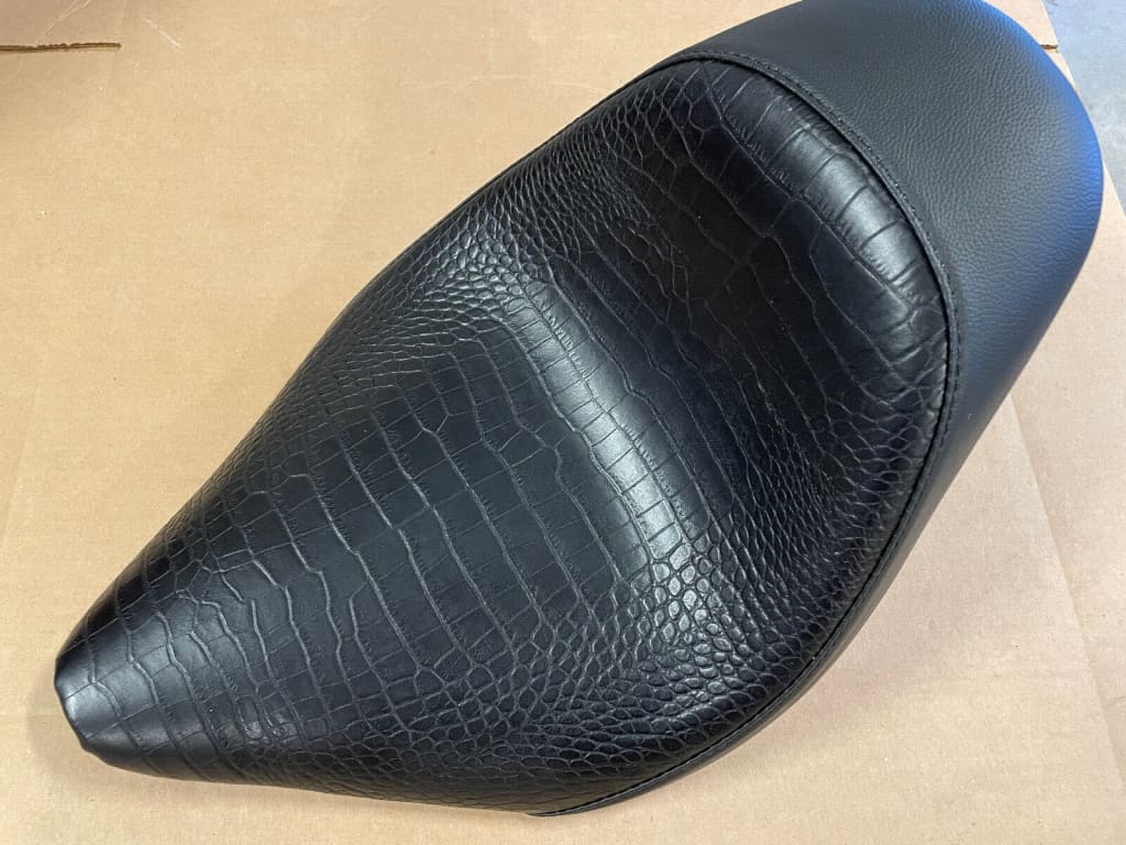 BIG DOG MOTORCYCLES ALLIGATOR SOLO SEAT FOR 2005-07 CHOPPER RT/BDM